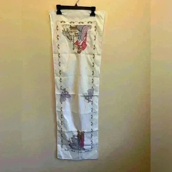 Vtg Table Runner Embroidered Cross Stitch Angels 3 Wise Men Mary Joseph Jesus - Picture 2 of 6